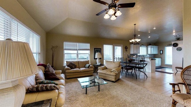 Building Photo - 909 Rancho Caribe Dr