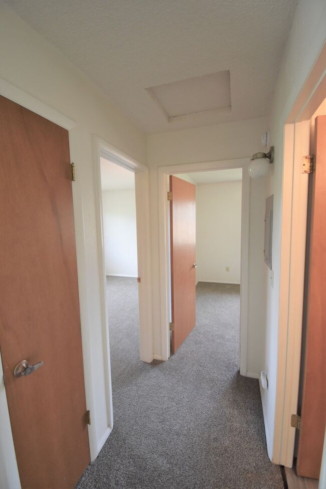 Building Photo - Top Floor Two Bedroom! Great Cental Location