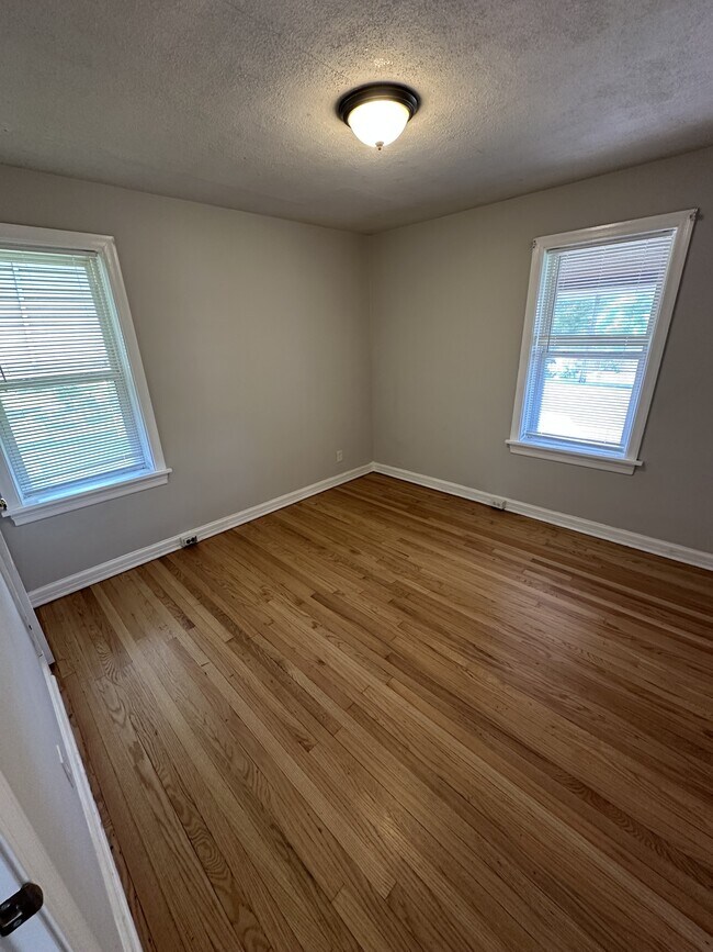 Building Photo - 2142 Fairhaven Dr