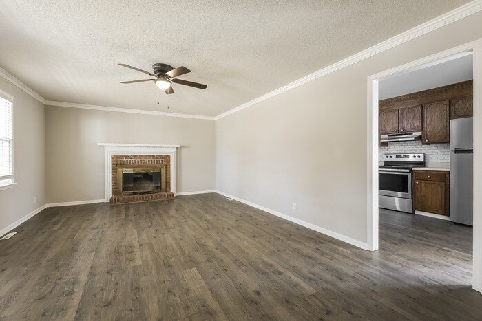 Building Photo - 602 Creek Dr