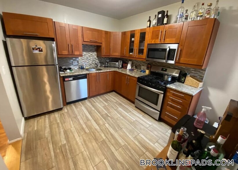 Building Photo - 170 Thorndike St