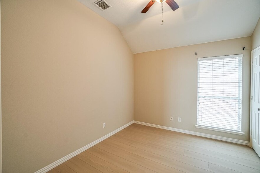 Building Photo - 9142 Crenshaw Ln