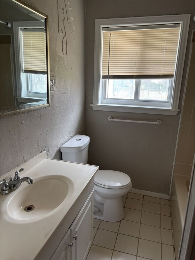 Building Photo - 4/2 on Washington St in Sherman!