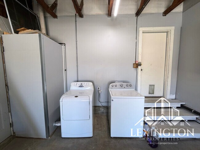 Building Photo - Charming 2 Bedroom Home with Large Backyard & Garage