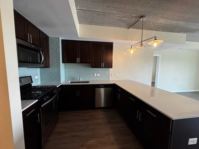 Building Photo - 1323 W Morse Ave