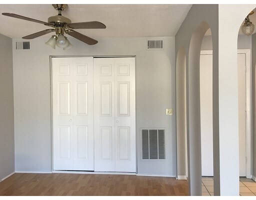 Building Photo - 6 Shadowbrook Ln