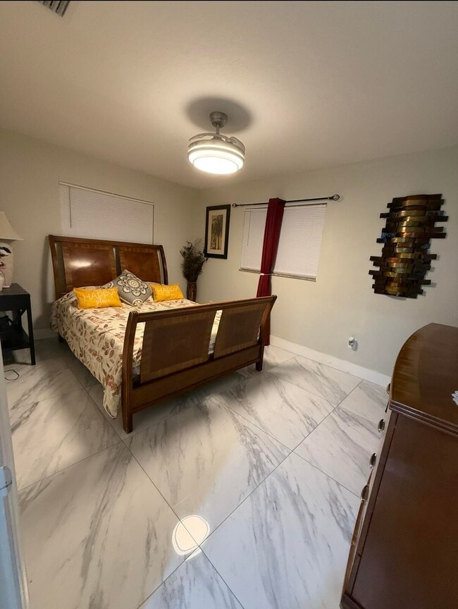 Building Photo - 1082 SW Bellevue Ave