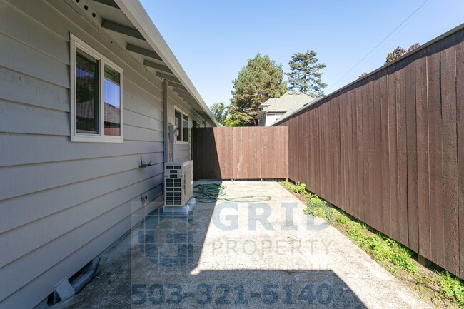 Building Photo - GPM392 - NE Everett St (T1)