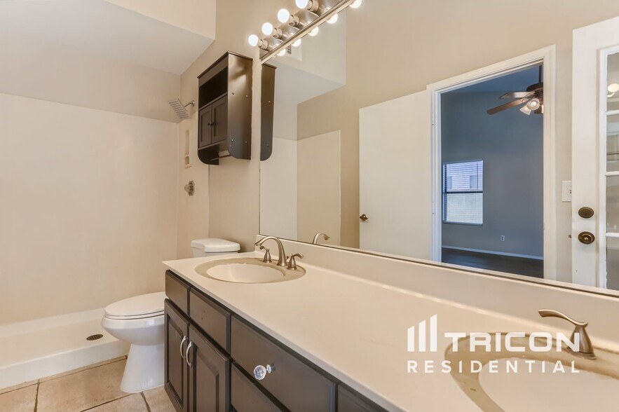 Building Photo - 2718 N 87th Ave