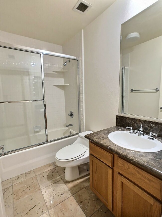 Building Photo - Paseo Plaza Condo For Rent in the Heart of...