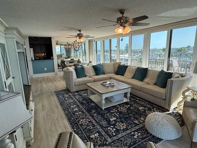 Building Photo - 7650 Bayshore Dr