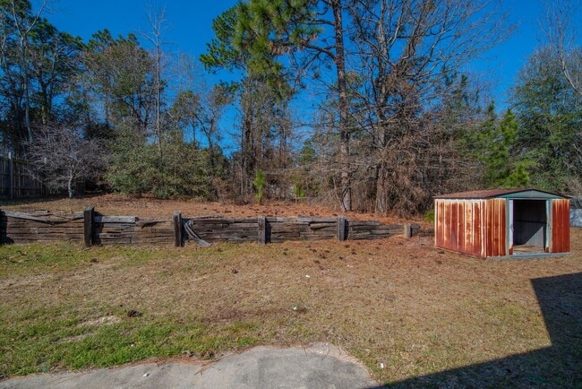 Building Photo - Charming Pepperidge Home with Fireplace & Large Backyard