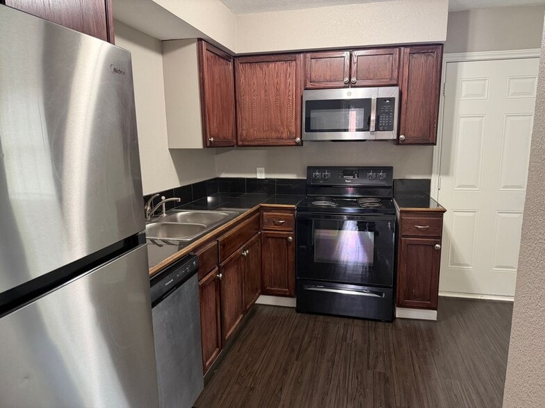 Building Photo - 410 Conveyor Dr