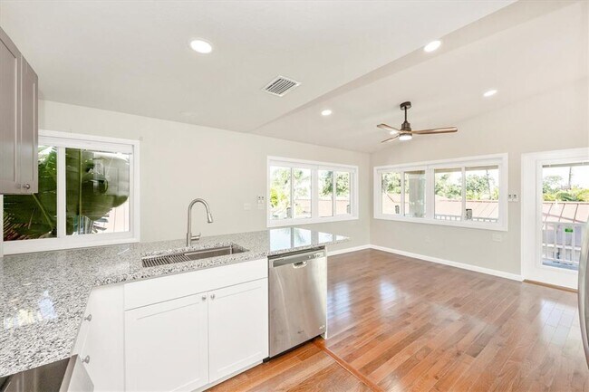 Building Photo - 907 Riviera St