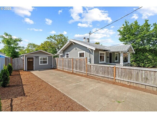 Building Photo - GPM657 - SE Raymond Ct. (T1)