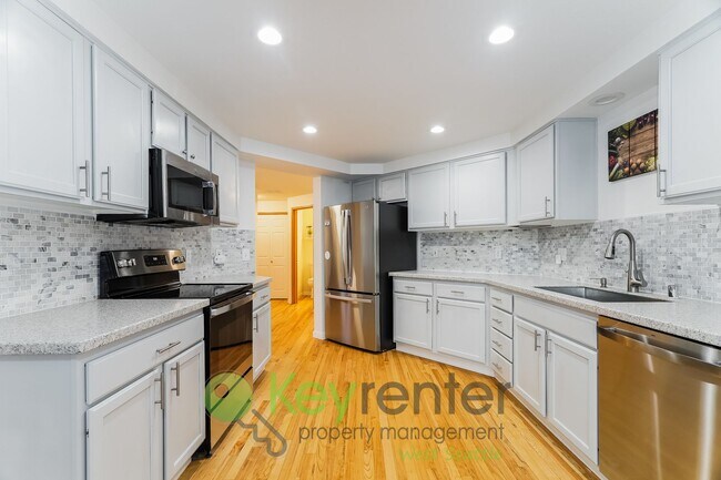 Building Photo - Kent Luxury Home with Double Primary Suite...