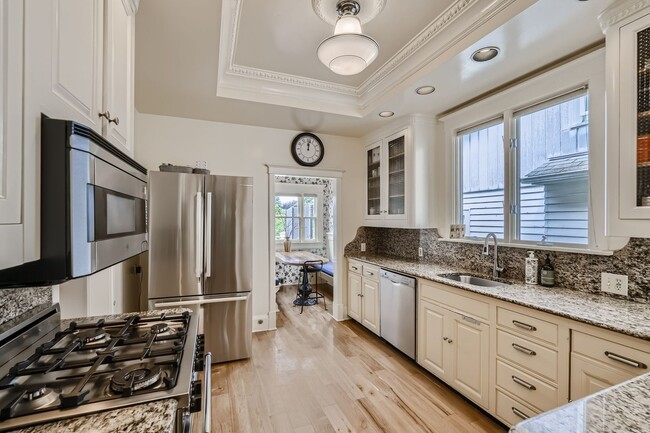 Building Photo - Queen Anne Home