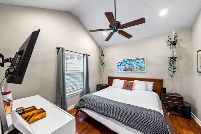 Building Photo - 800 Prospect Ave