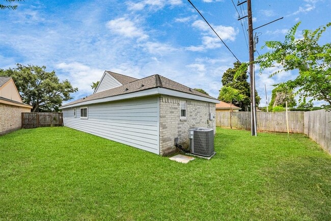 Building Photo - 2029 Highland Hills Dr