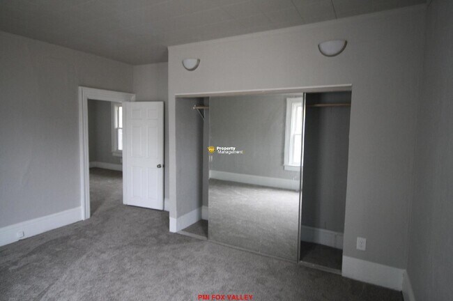 Building Photo - Large 3 - Bedroom Duplex in Oshkosh