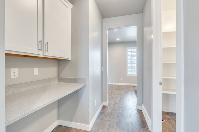 Building Photo - Stunning 5 Bedroom Herriman Home with Mode...