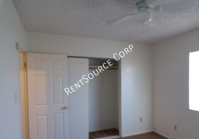 Building Photo - 2 Bedroom Duplex for Rent in Barstow