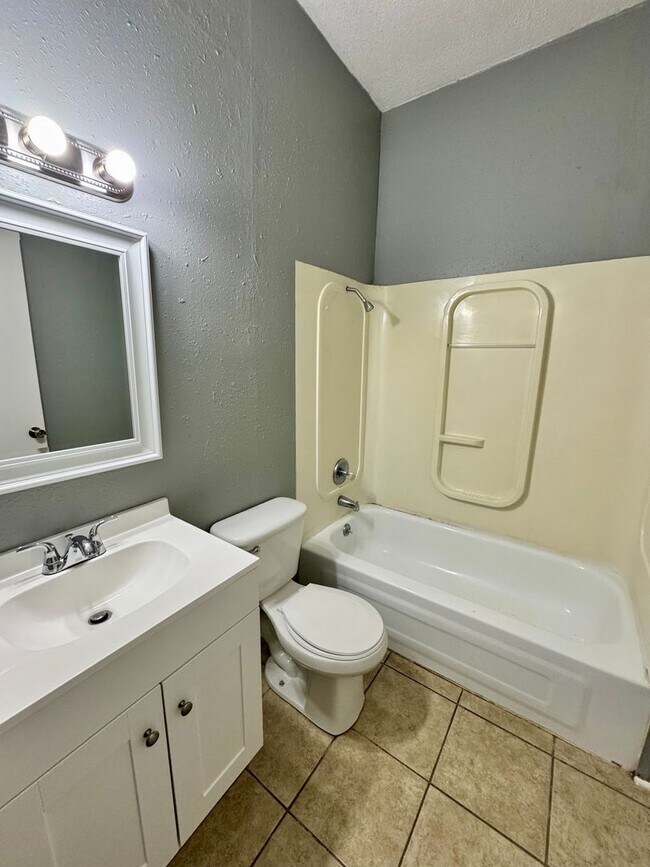 Building Photo - Available NOW -505 Tank hill Unit 2