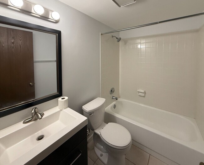 Building Photo - 325 Memory Ln