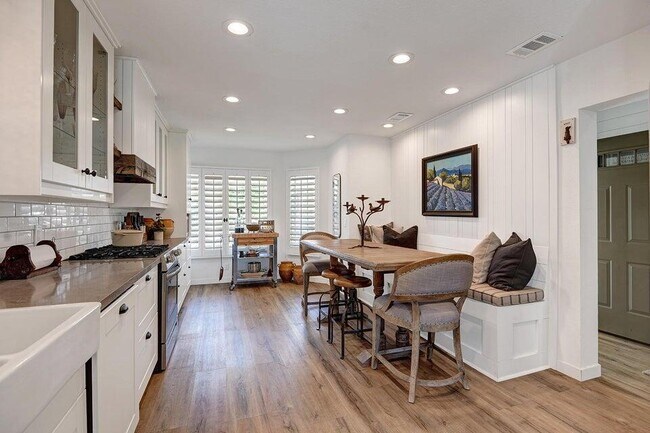 Building Photo - 289 Vista Royale Cir W