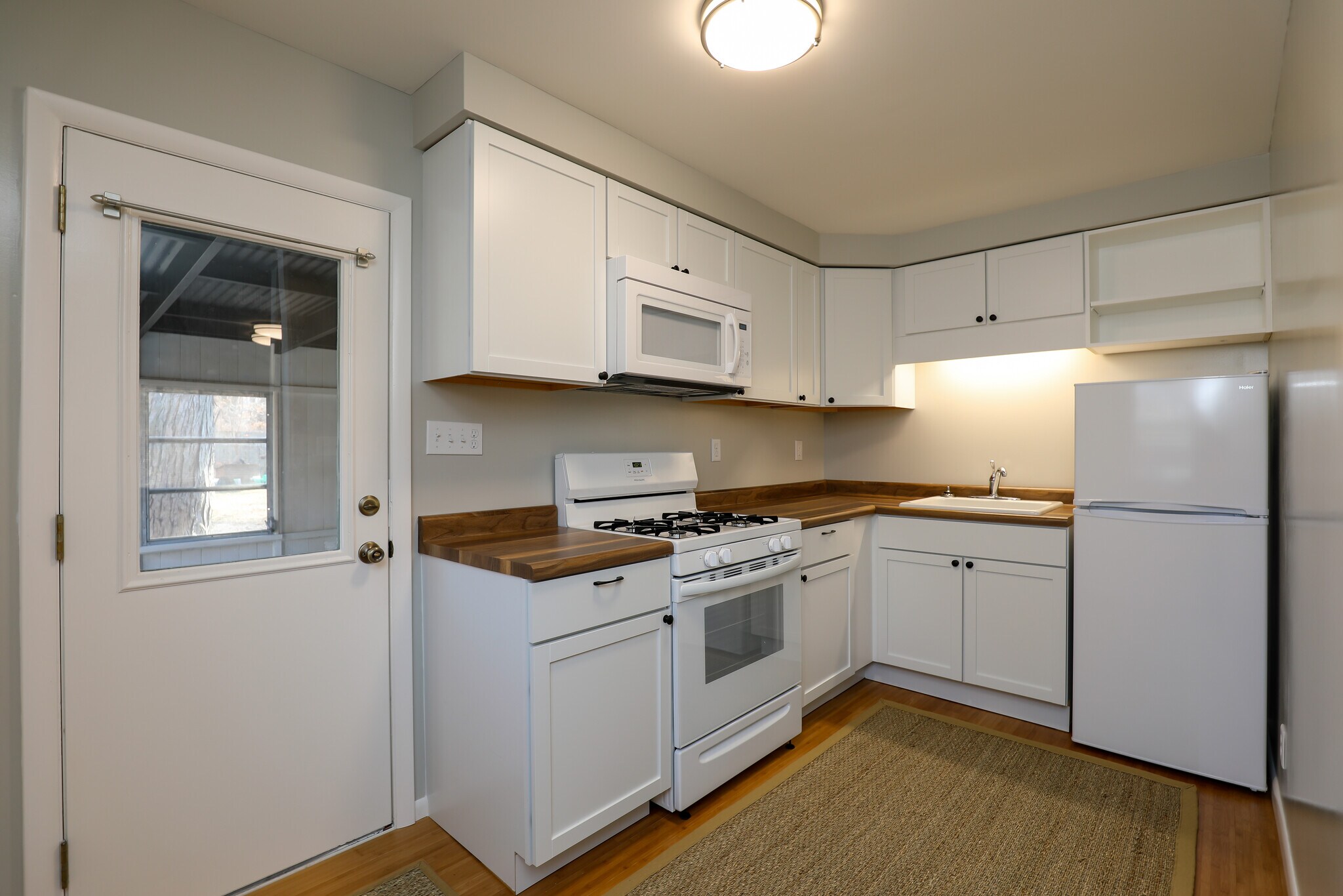 Building Photo - 409 Mineral Springs Ave