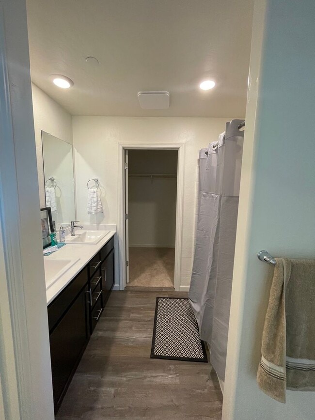 Building Photo - Beautiful 4-Bedroom, 2.5-Bathroom Two-Stor...