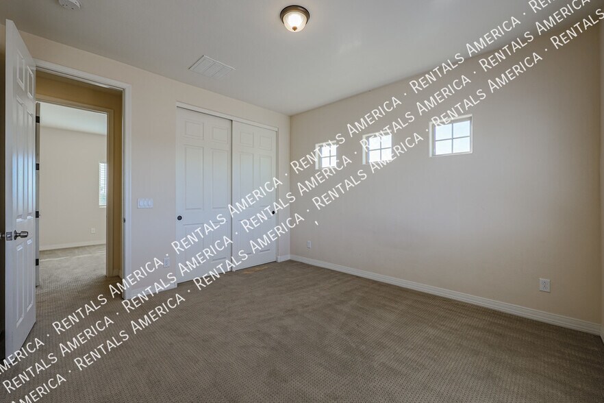 Building Photo - 2322 W Sierra Vista Dr