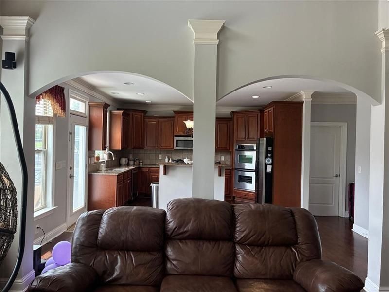 Building Photo - 1880 Manor View