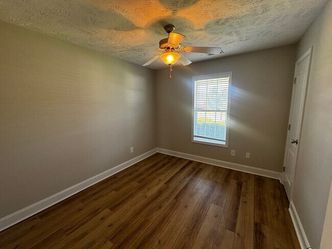 Building Photo - 3 Bedroom 2 Bath with Bonus in Hope Mills