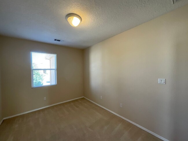 Building Photo - 3 Bedroom + Office Single Story Home Avail...