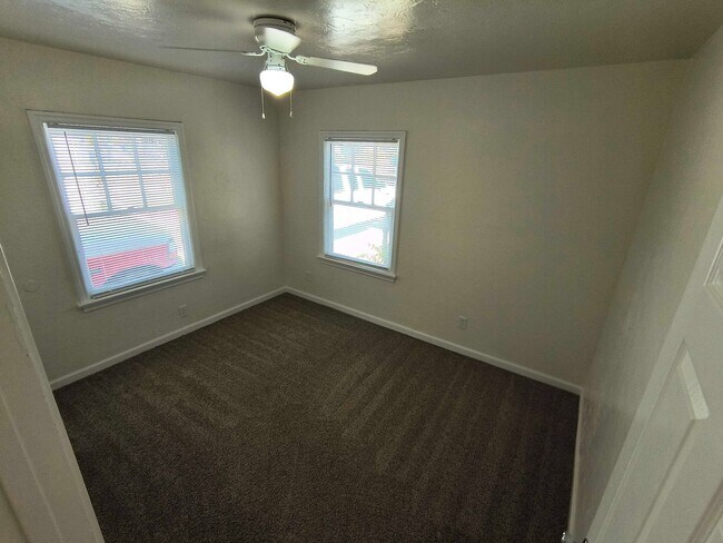Building Photo - Cute Home in Oildale with Move In Special!