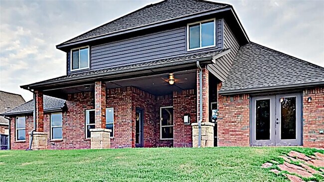 Building Photo - 2324 Sutton Pl