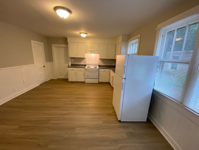 Building Photo - Cleveland Park large 2 bed / 1 bath remode...