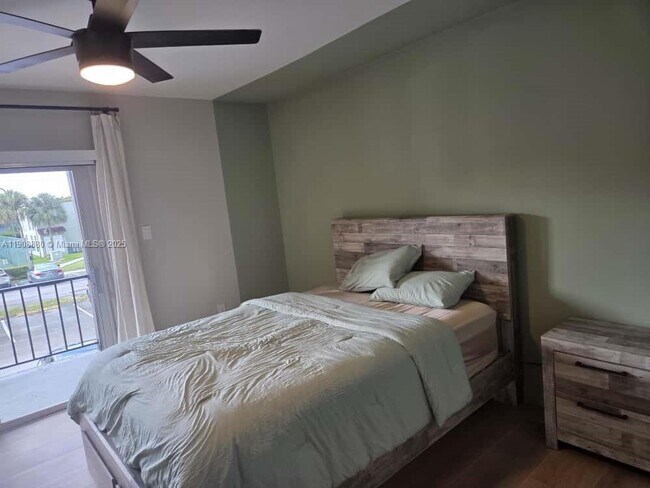 Building Photo - 10824 N Kendall Dr