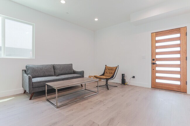 Building Photo - 1237 W 37th Plz