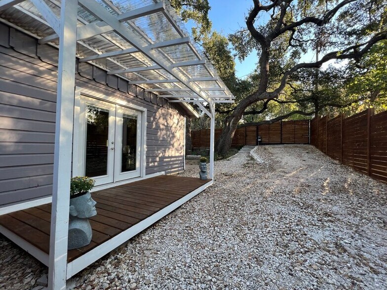 Building Photo - 211 Lessin Ln