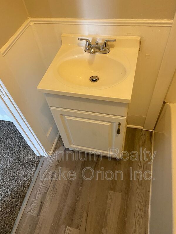 Building Photo - 67 Bentley St