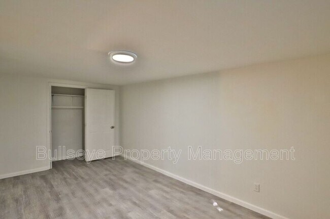 Building Photo - 102 E Hatcher Rd