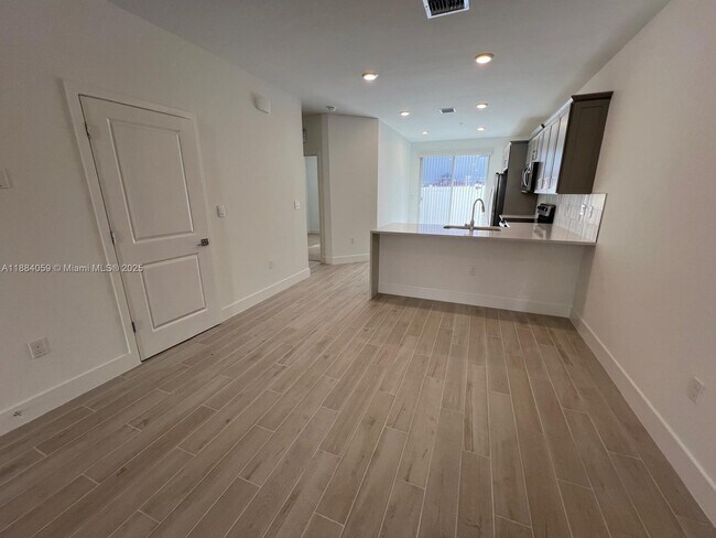Building Photo - 109 SW 170th Ave