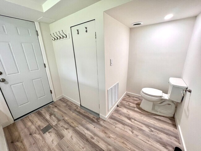 Building Photo - Absolutely Stunning Home! - 3 Bedroom 2 Fu...