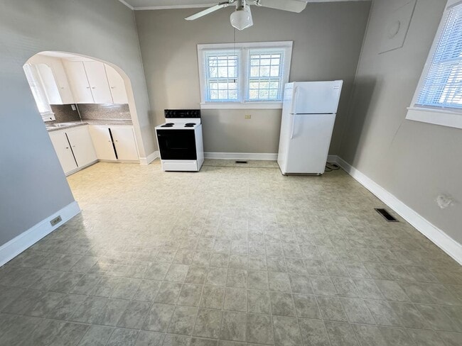 Building Photo - Large 2 bed 1 bath home located blocks fro...