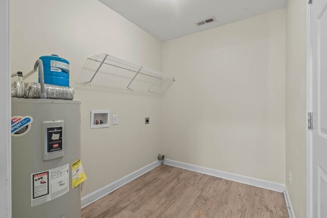 Building Photo - 3 Bedroom 2 Bathroom Home