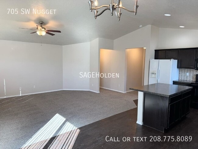 Building Photo - 705 SW Nugget-