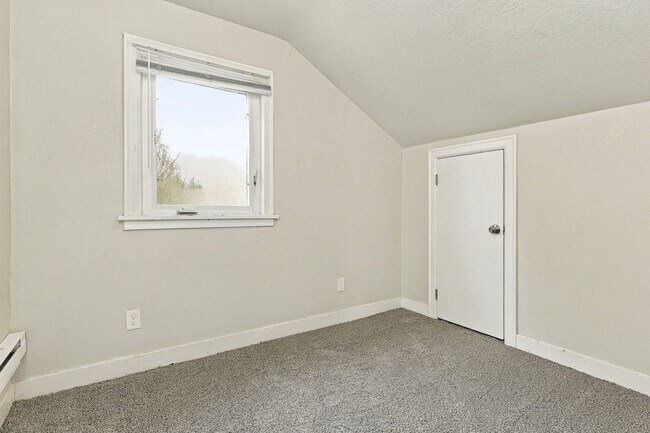Building Photo - 2943 Porter Ave