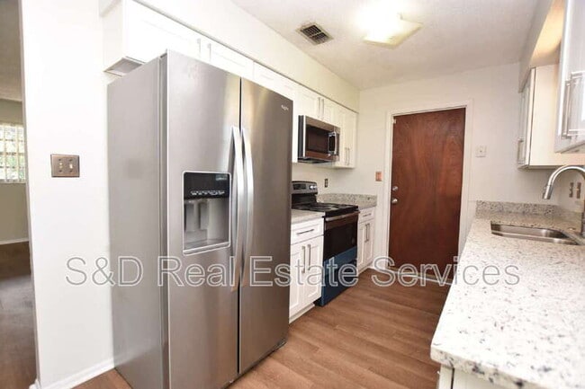 Building Photo - 1015 E Tee Cir